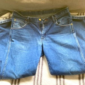 These are a gently worn pair of awesome men’s wrangler jeans. Size 33x32